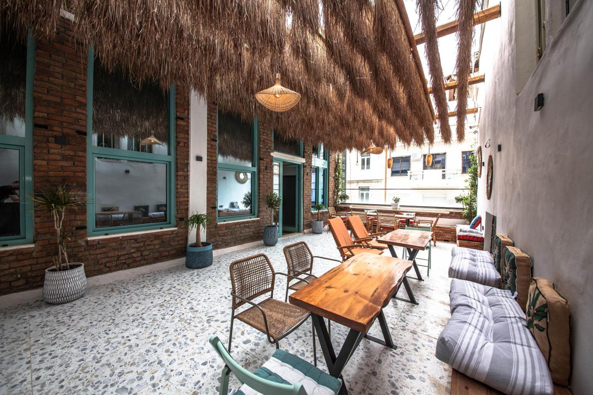 Vega 43 Hostel Sarande Exterior photo